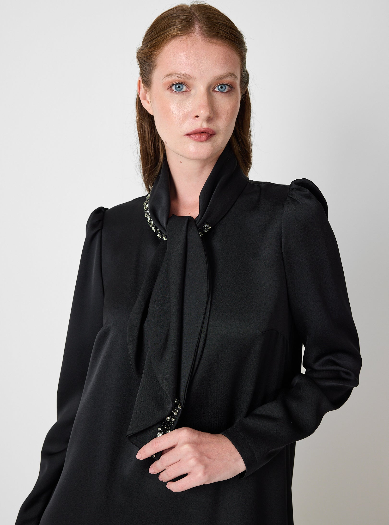 Siyah Tüy Detaylı ve İşlemeli Şal Detaylı Maksi Elbise