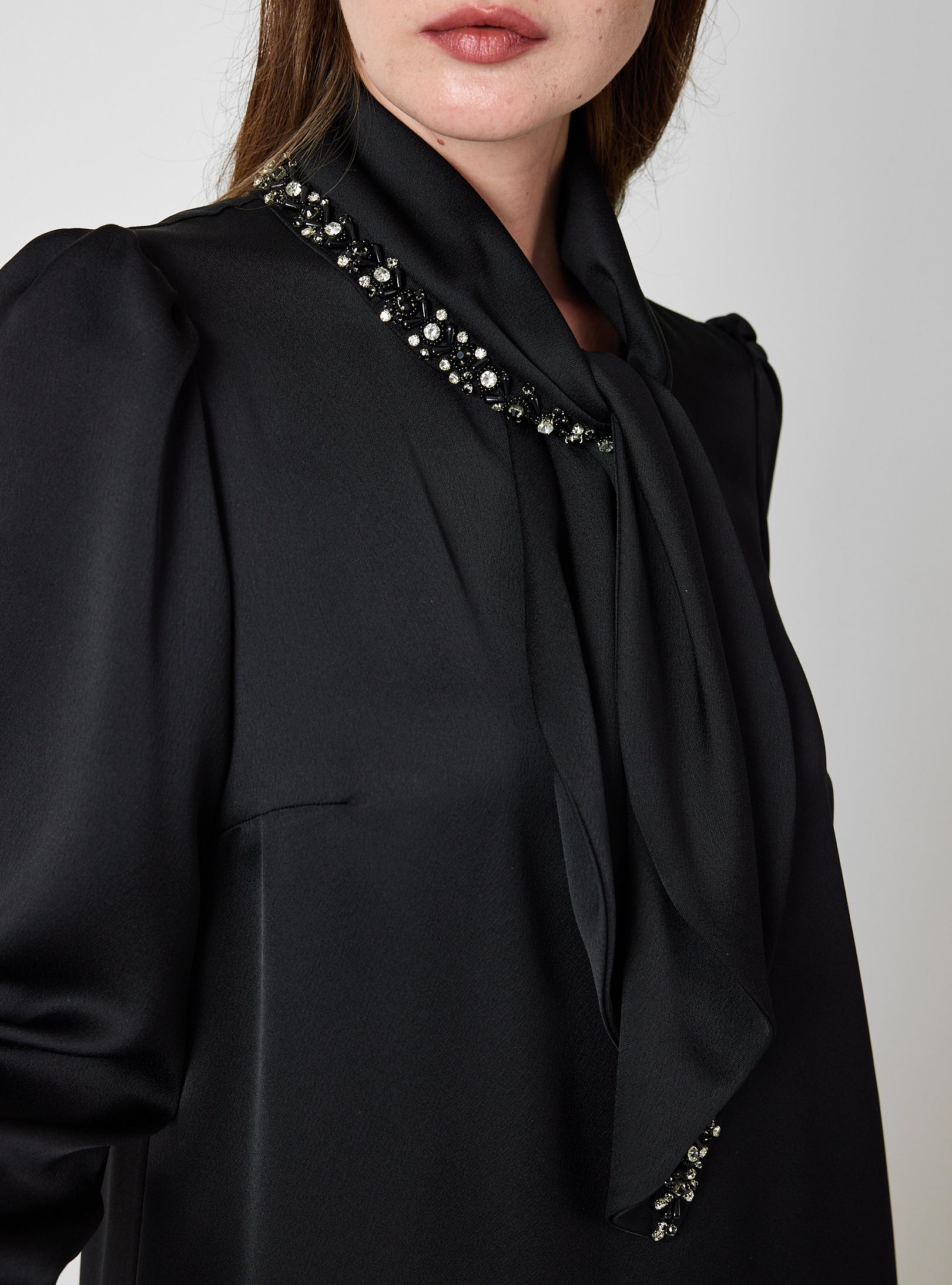 Siyah Tüy Detaylı ve İşlemeli Şal Detaylı Maksi Elbise