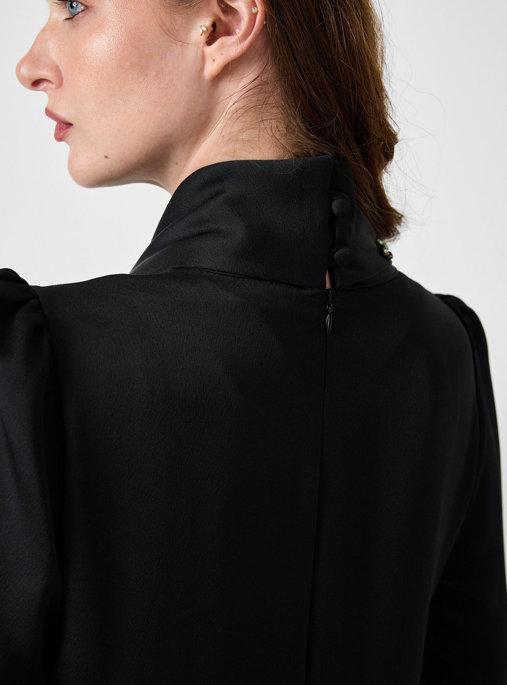 Siyah Tüy Detaylı ve İşlemeli Şal Detaylı Maksi Elbise