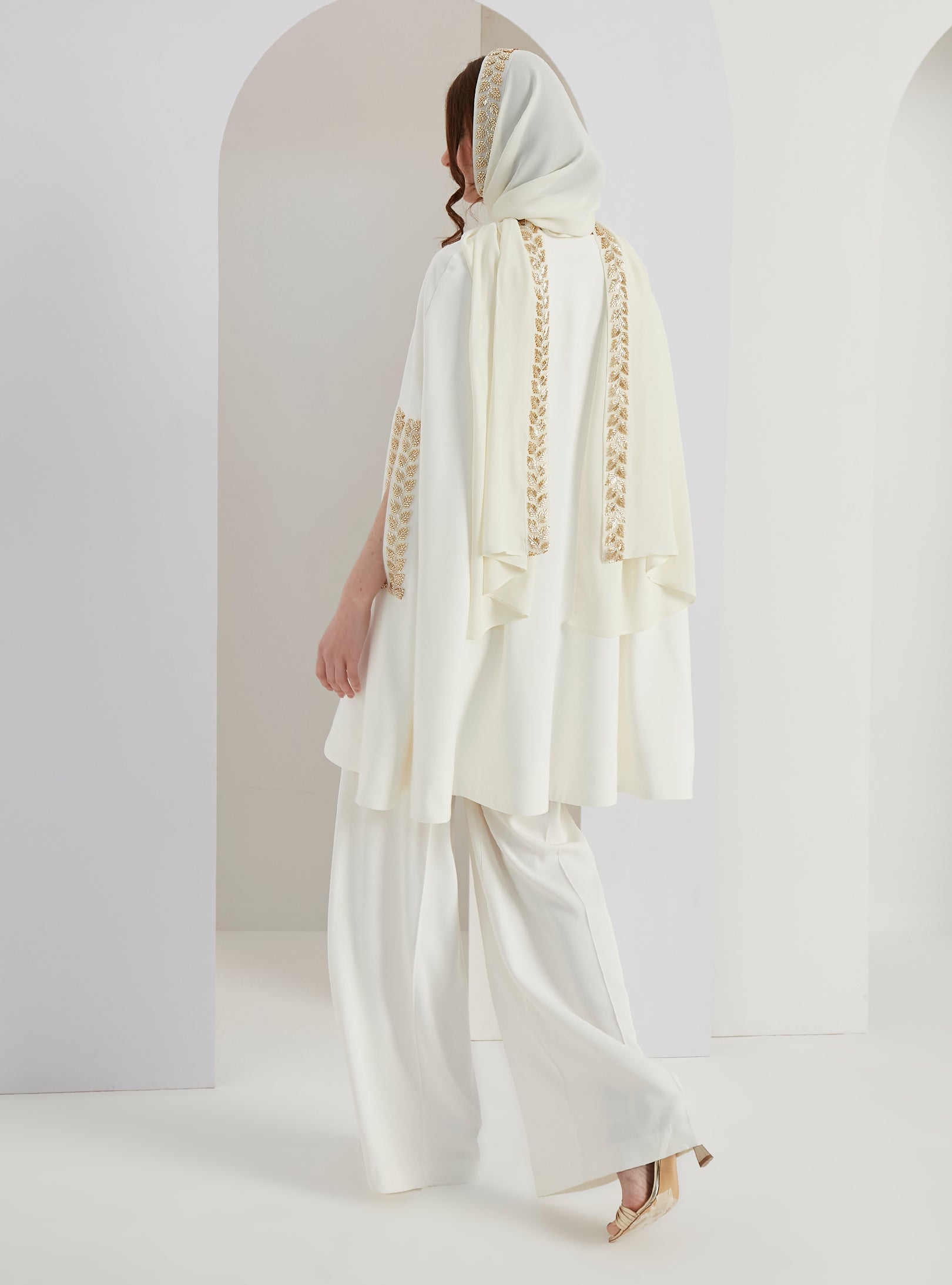 White Embellished Cape With Embellished Scarf Set - Store WF