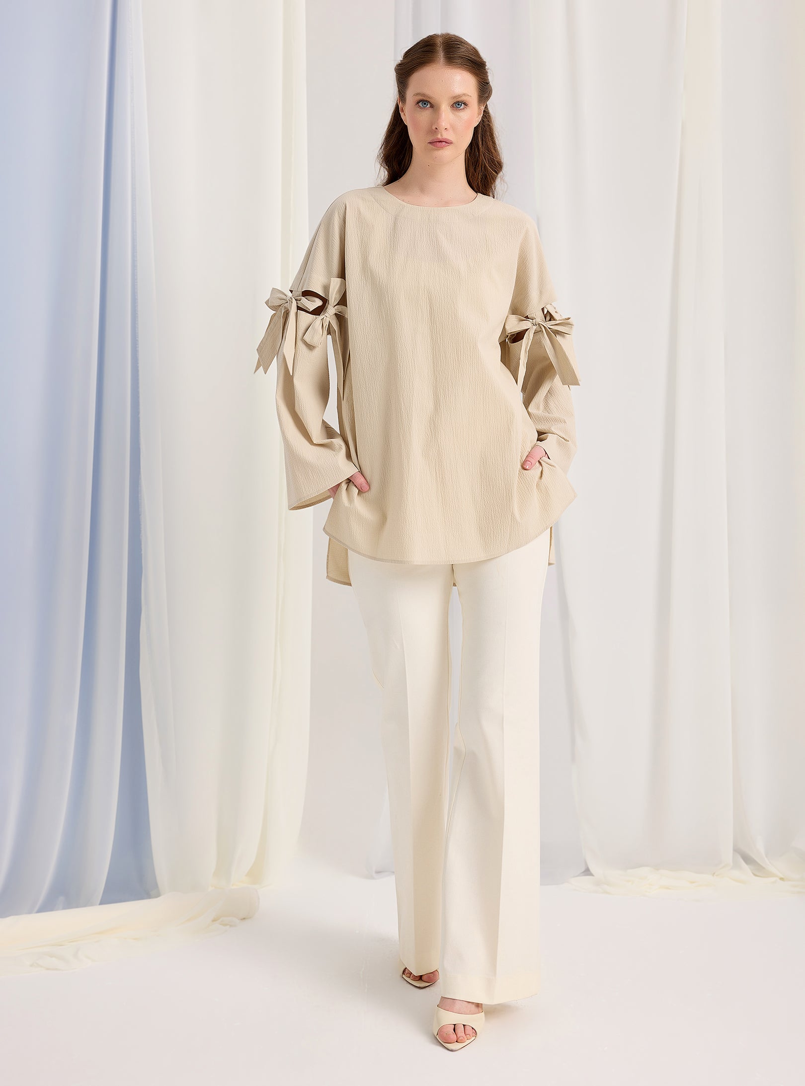 Kolları bağlamalı bej bluz