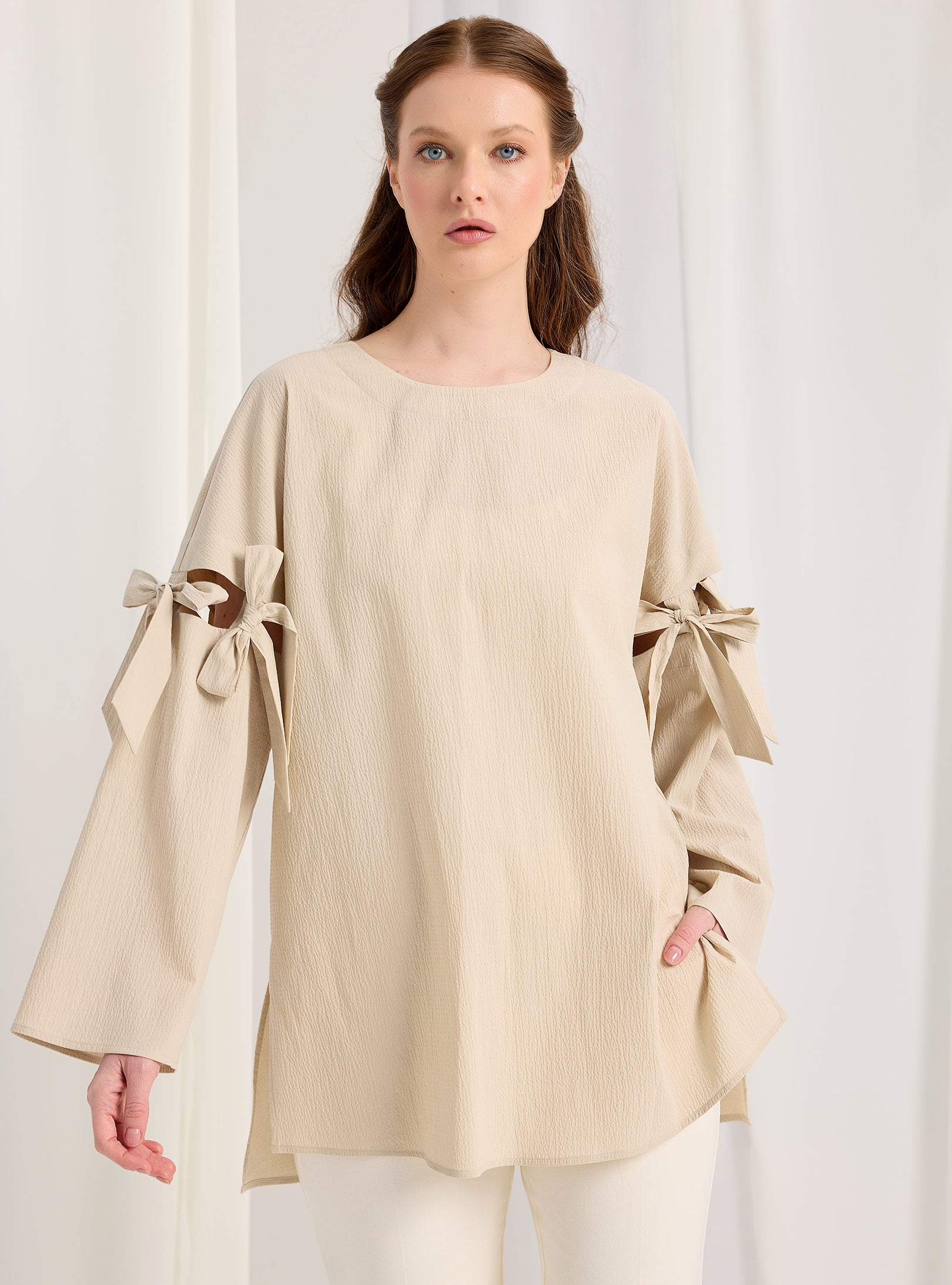 Kolları bağlamalı bej bluz