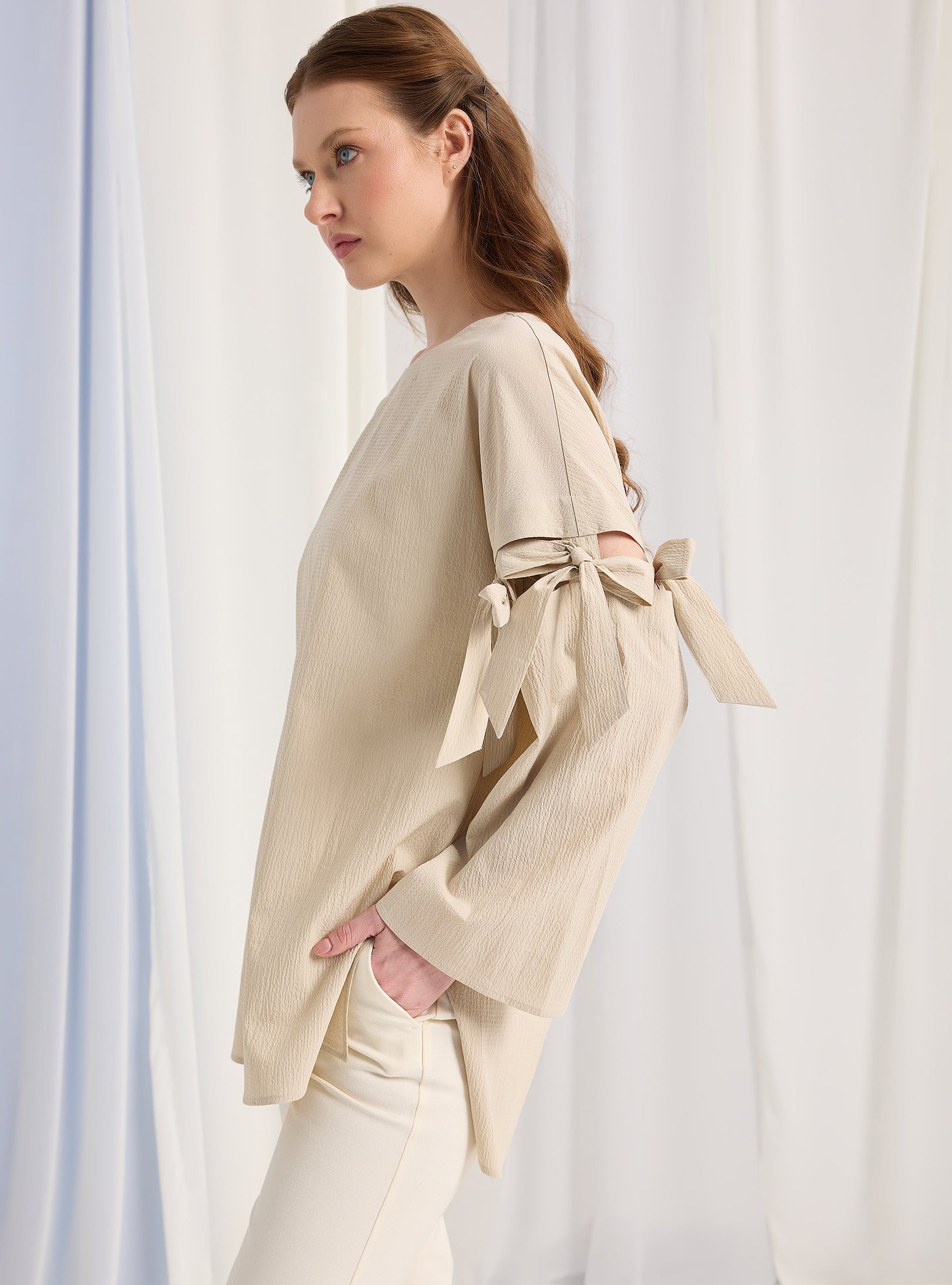 Kolları bağlamalı bej bluz