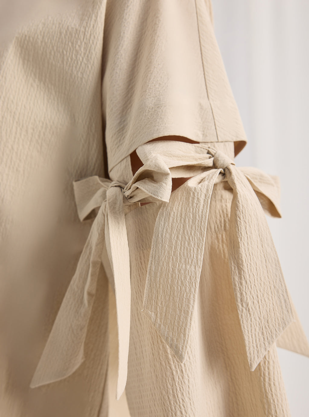 Kolları bağlamalı bej bluz