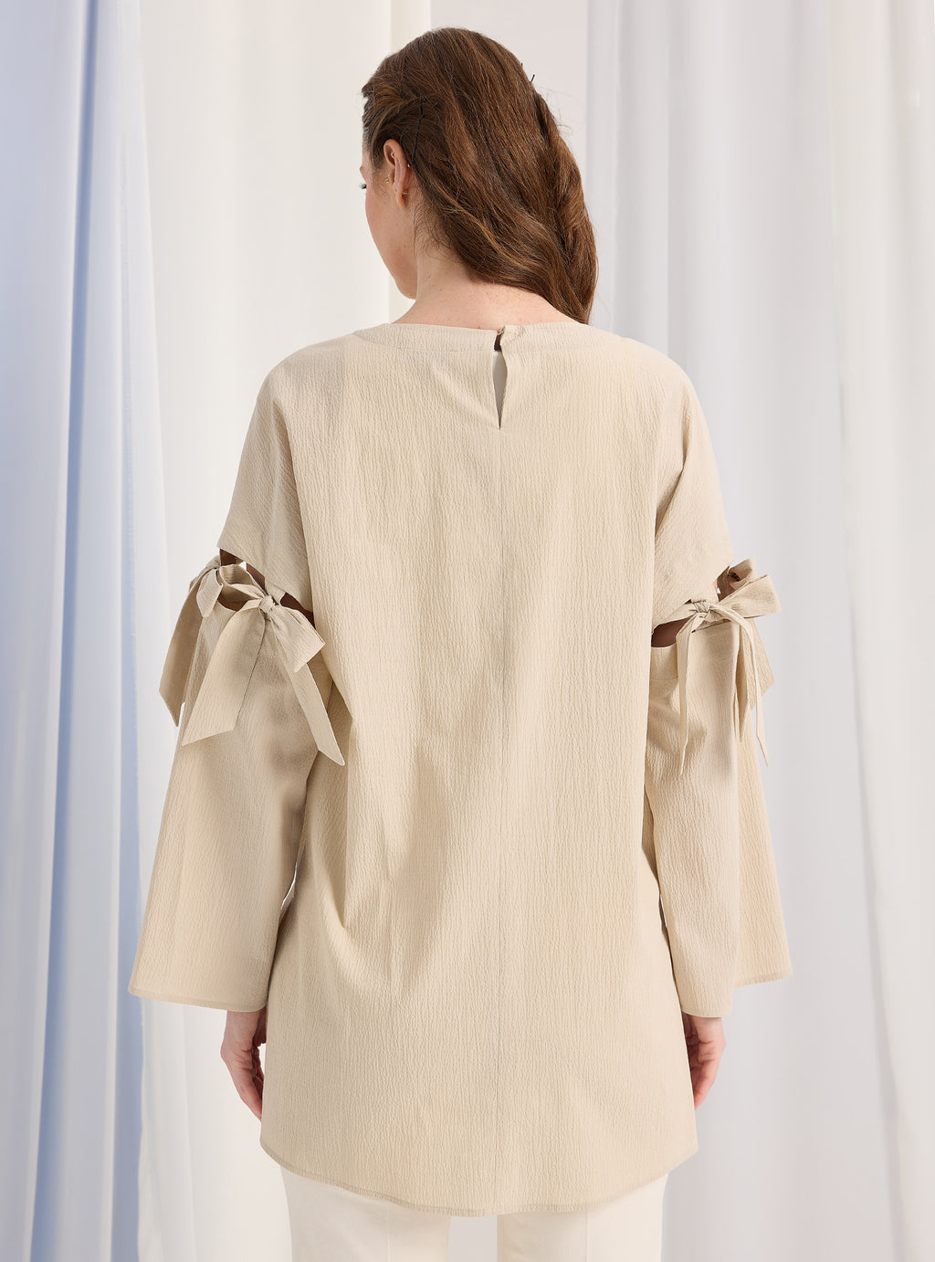Kolları bağlamalı bej bluz