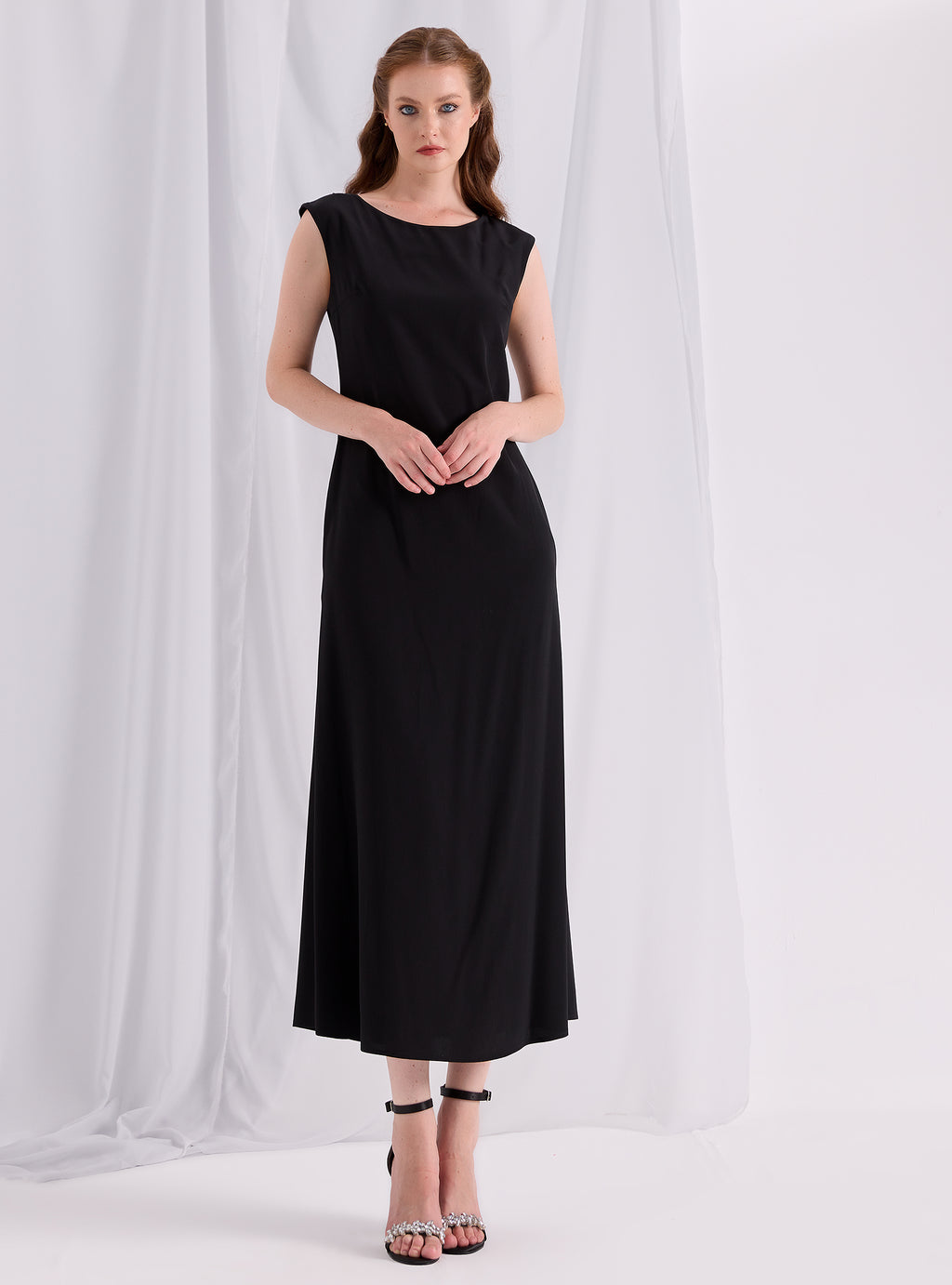 Siyah Pelerin ve Elbise