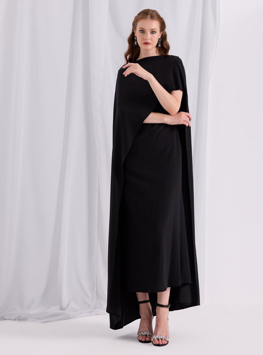 Siyah Pelerin ve Elbise