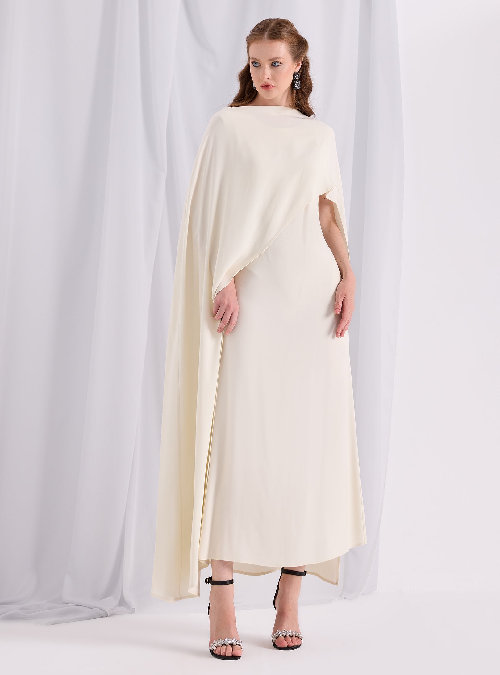 Krem Rengi Pelerin ve Elbise