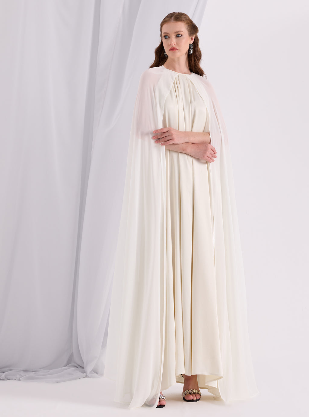 Kırık Beyaz Pelerin Elbise