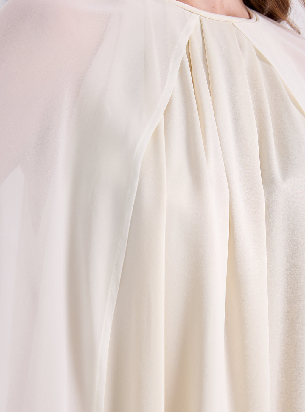 Kırık Beyaz Pelerin Elbise