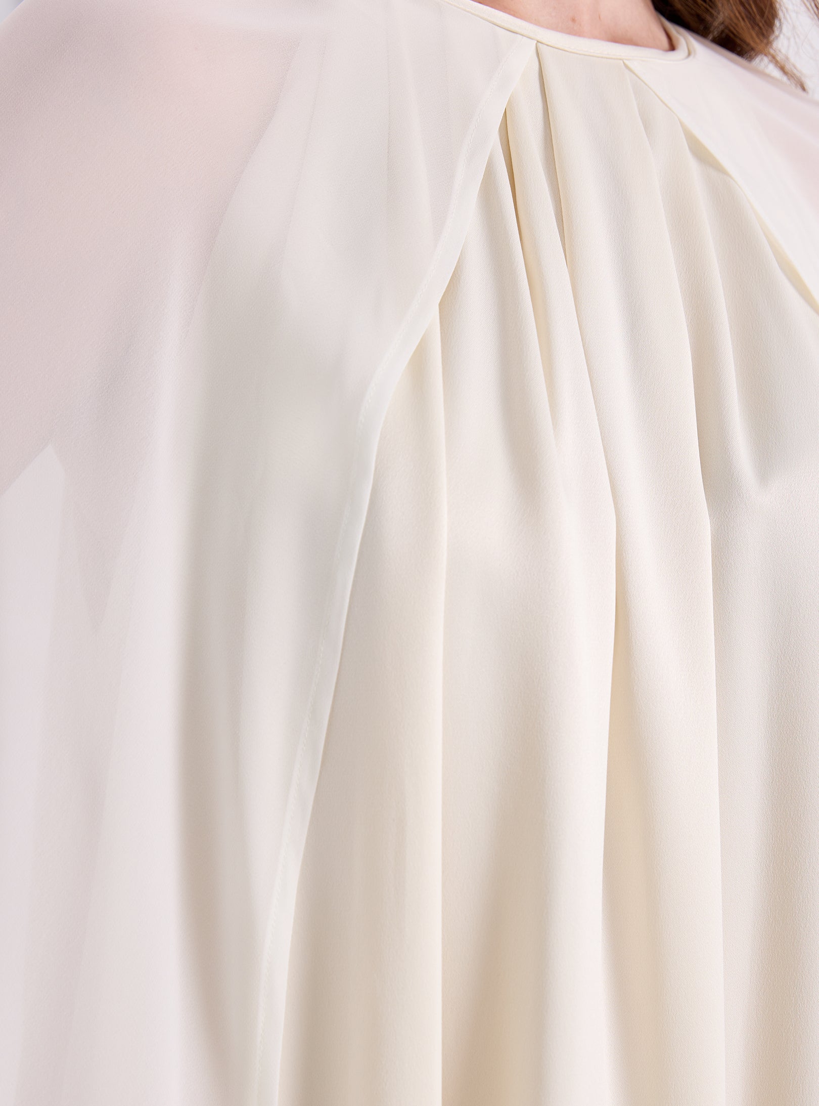 Kırık Beyaz Pelerin Elbise