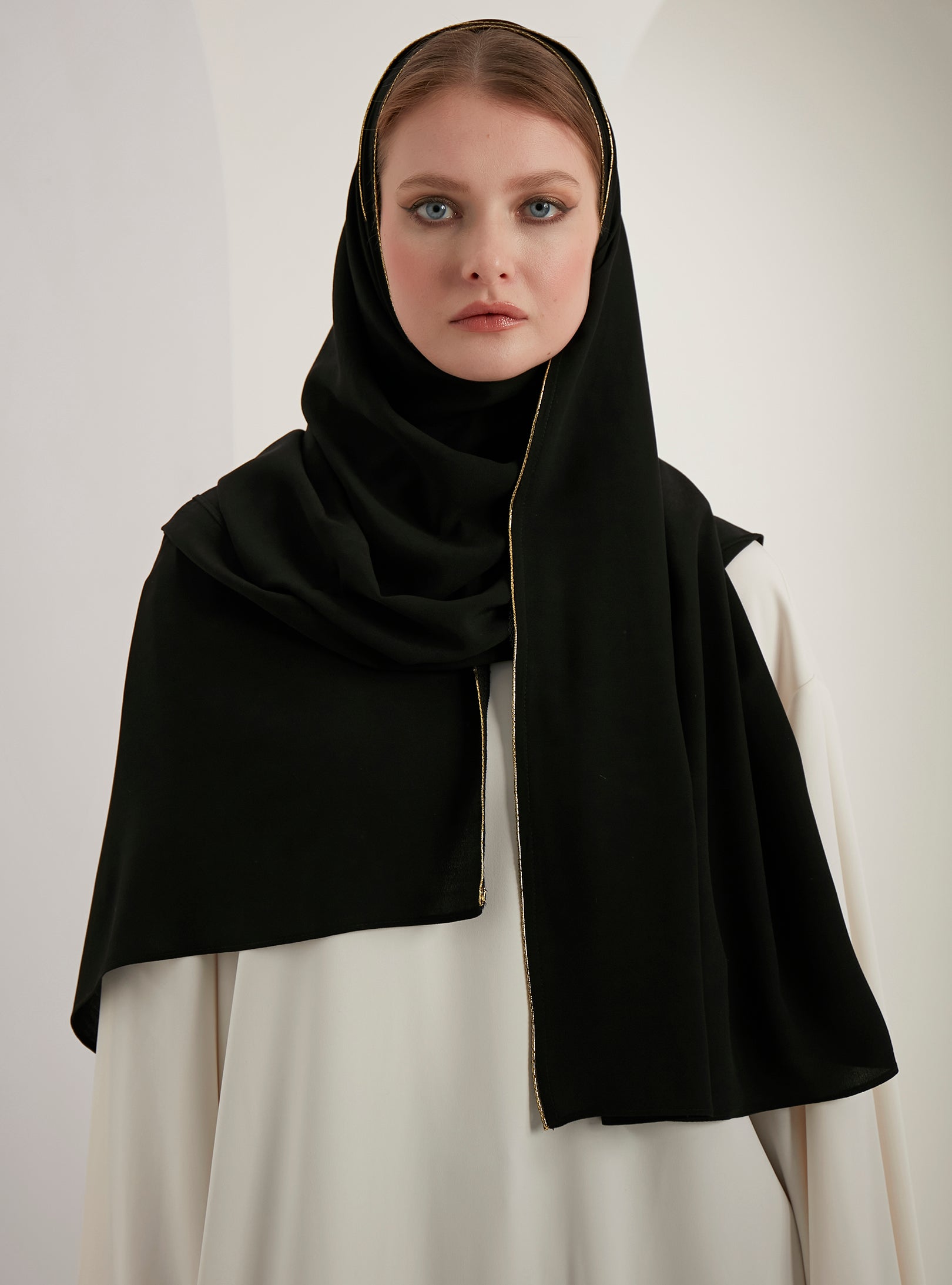 Altın Kenarlı Siyah Eşarp Başörtüsü 