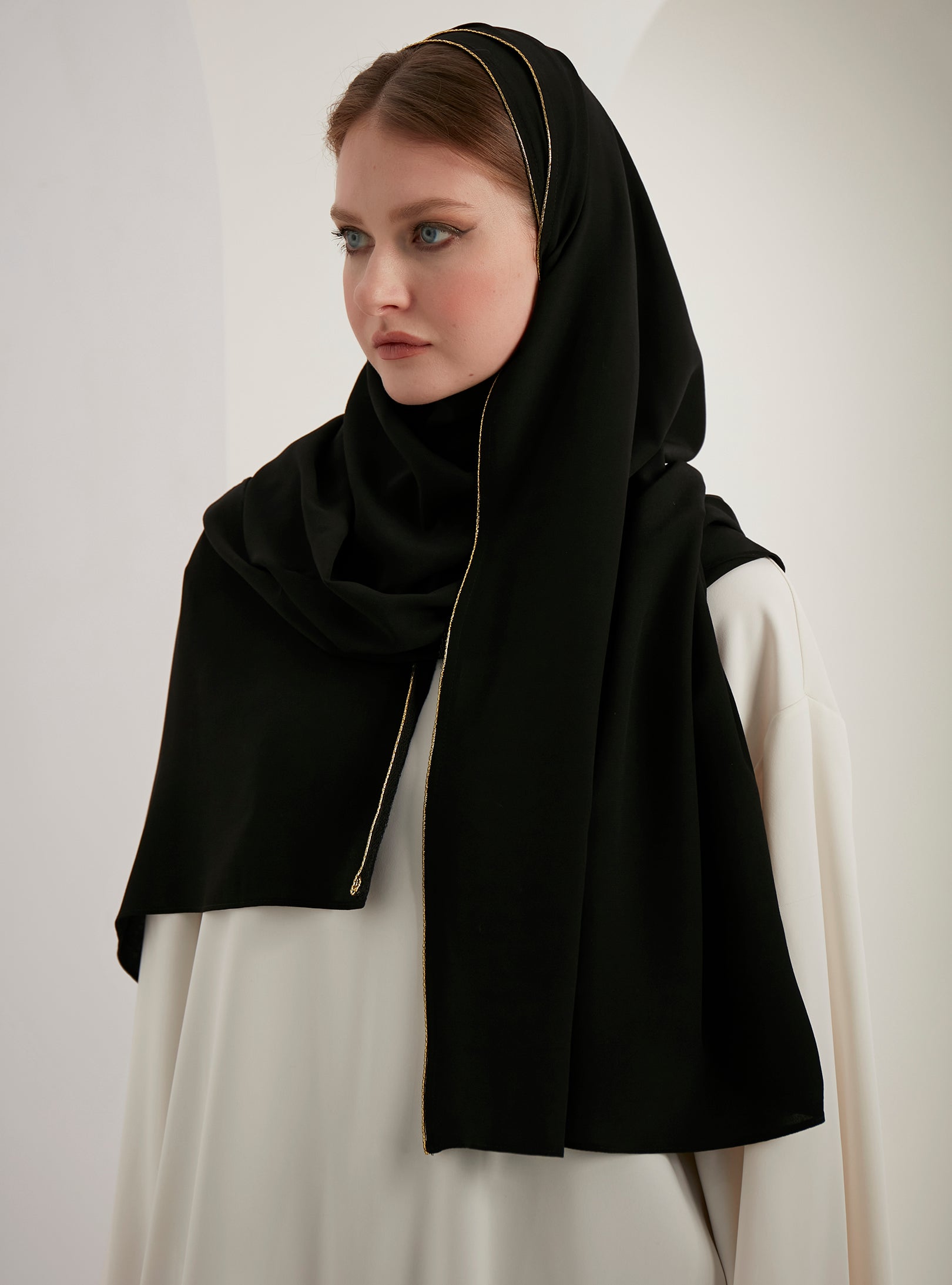 Altın Kenarlı Siyah Eşarp Başörtüsü 