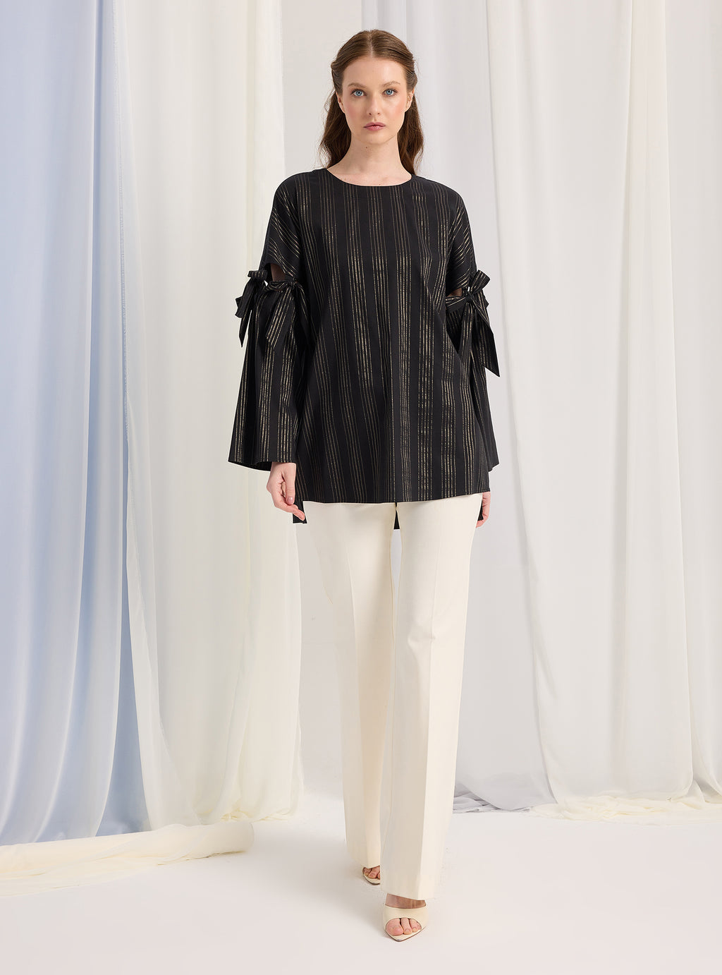 Kolları bağlamalı siyah çizgili bluz