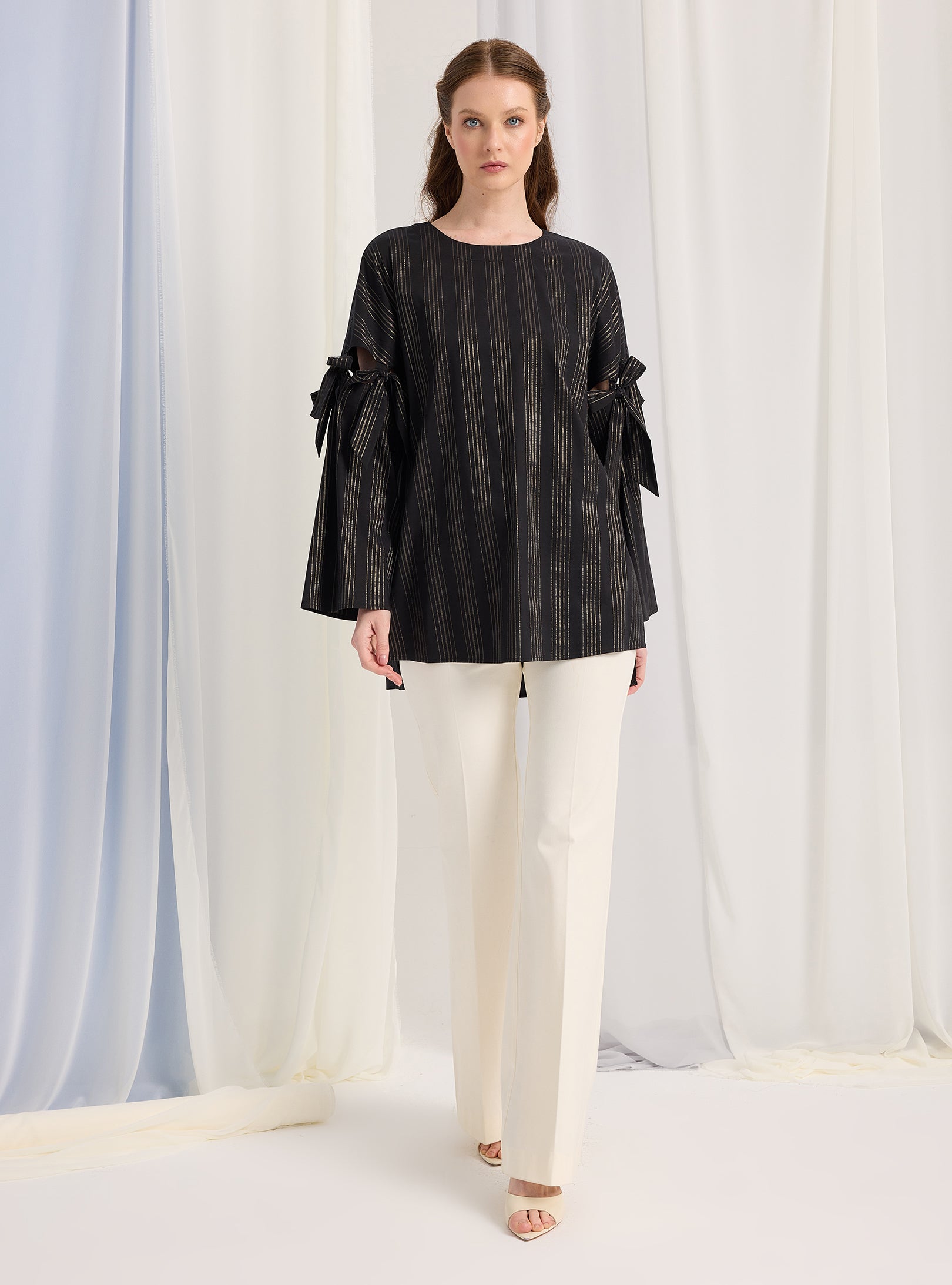 Kolları bağlamalı siyah çizgili bluz