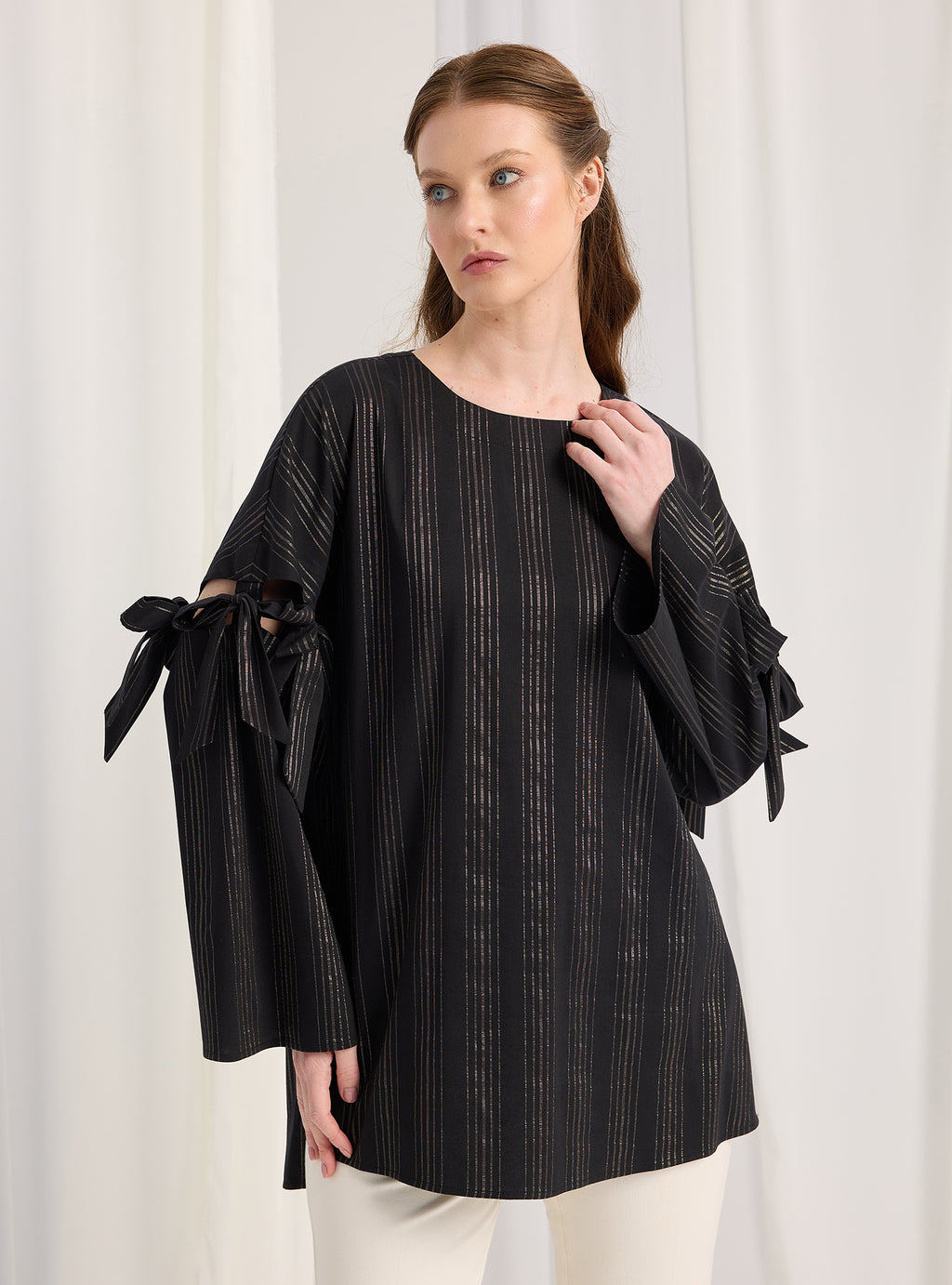Kolları bağlamalı siyah çizgili bluz