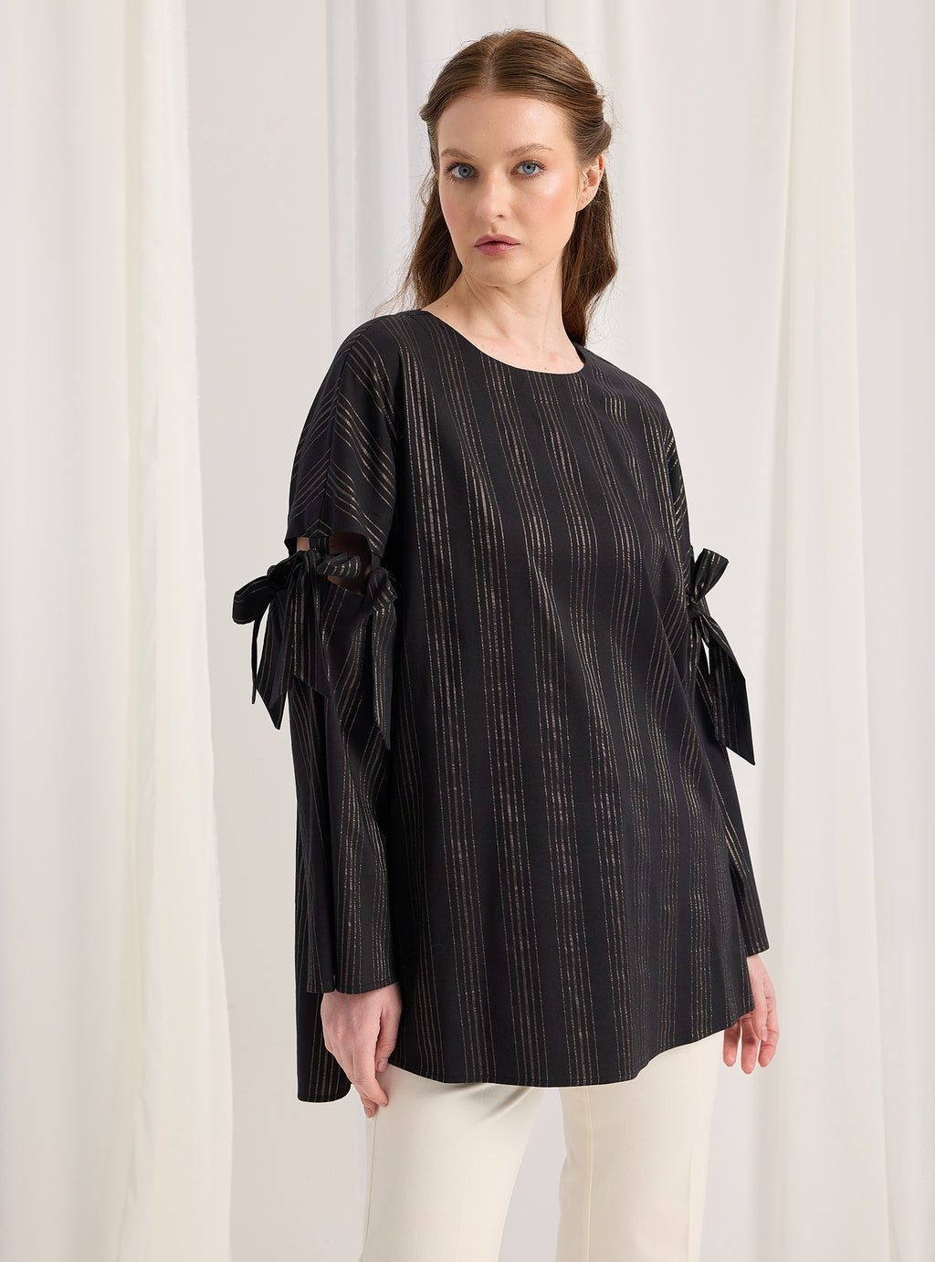 Kolları bağlamalı siyah çizgili bluz