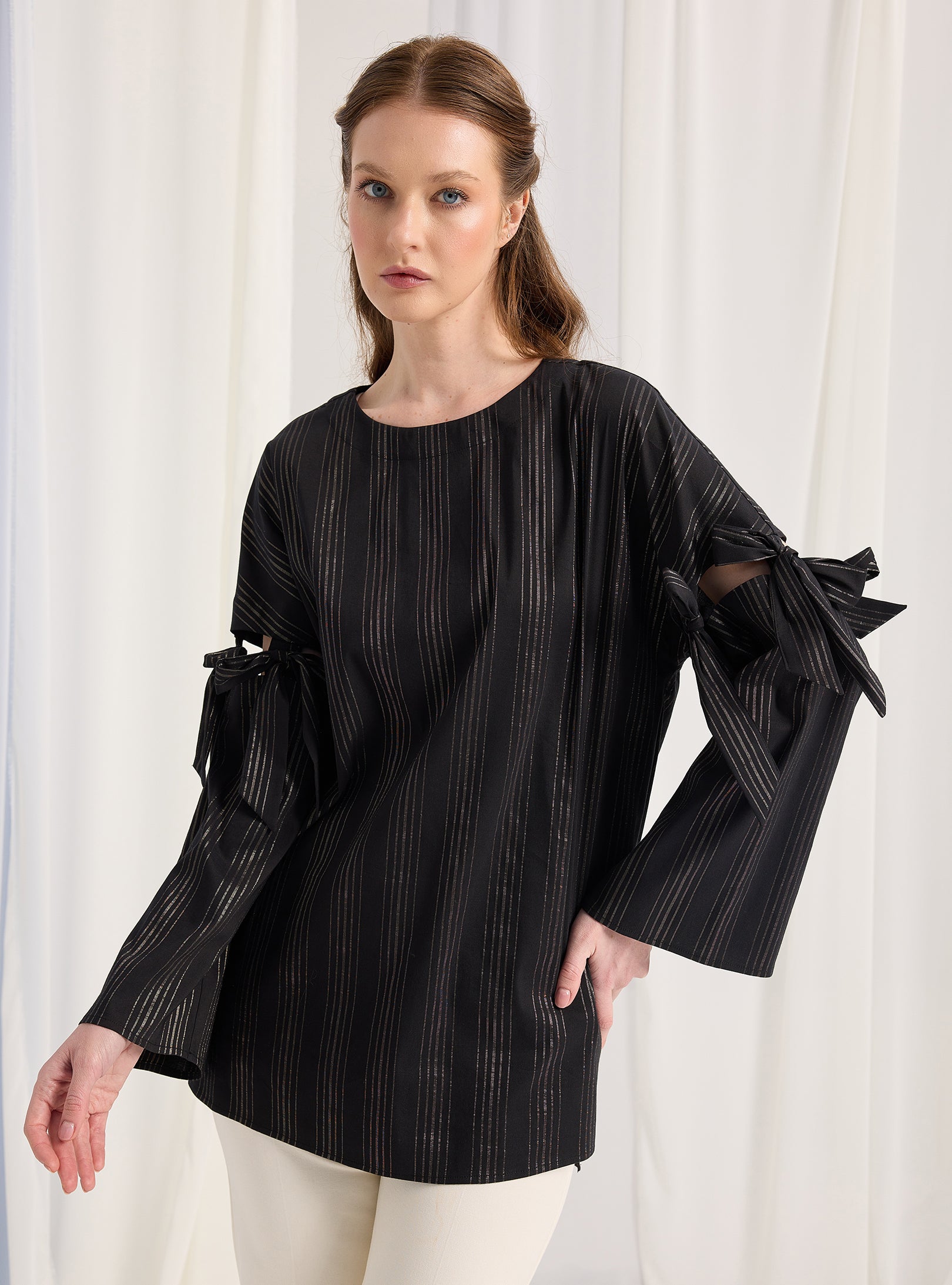 Kolları bağlamalı siyah çizgili bluz