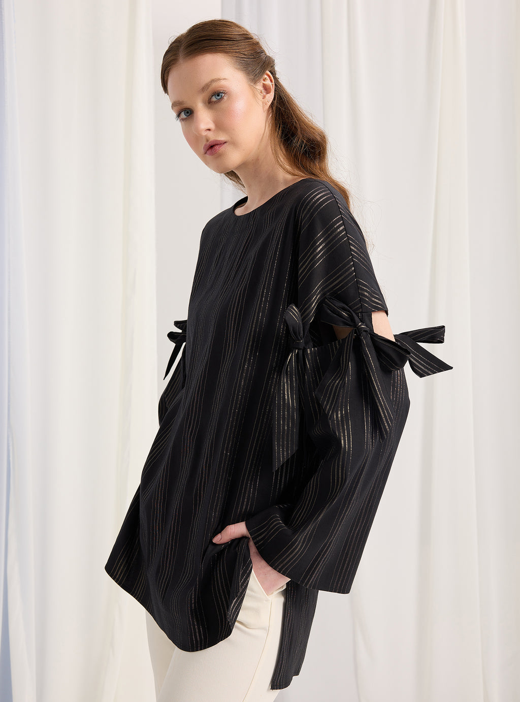 Kolları bağlamalı siyah çizgili bluz