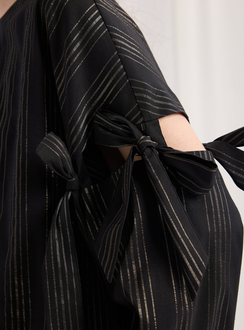 Kolları bağlamalı siyah çizgili bluz