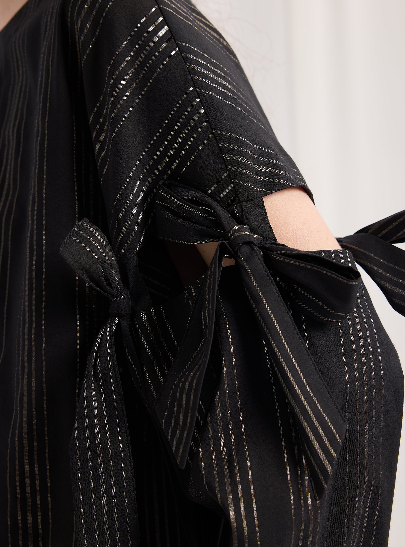 Kolları bağlamalı siyah çizgili bluz