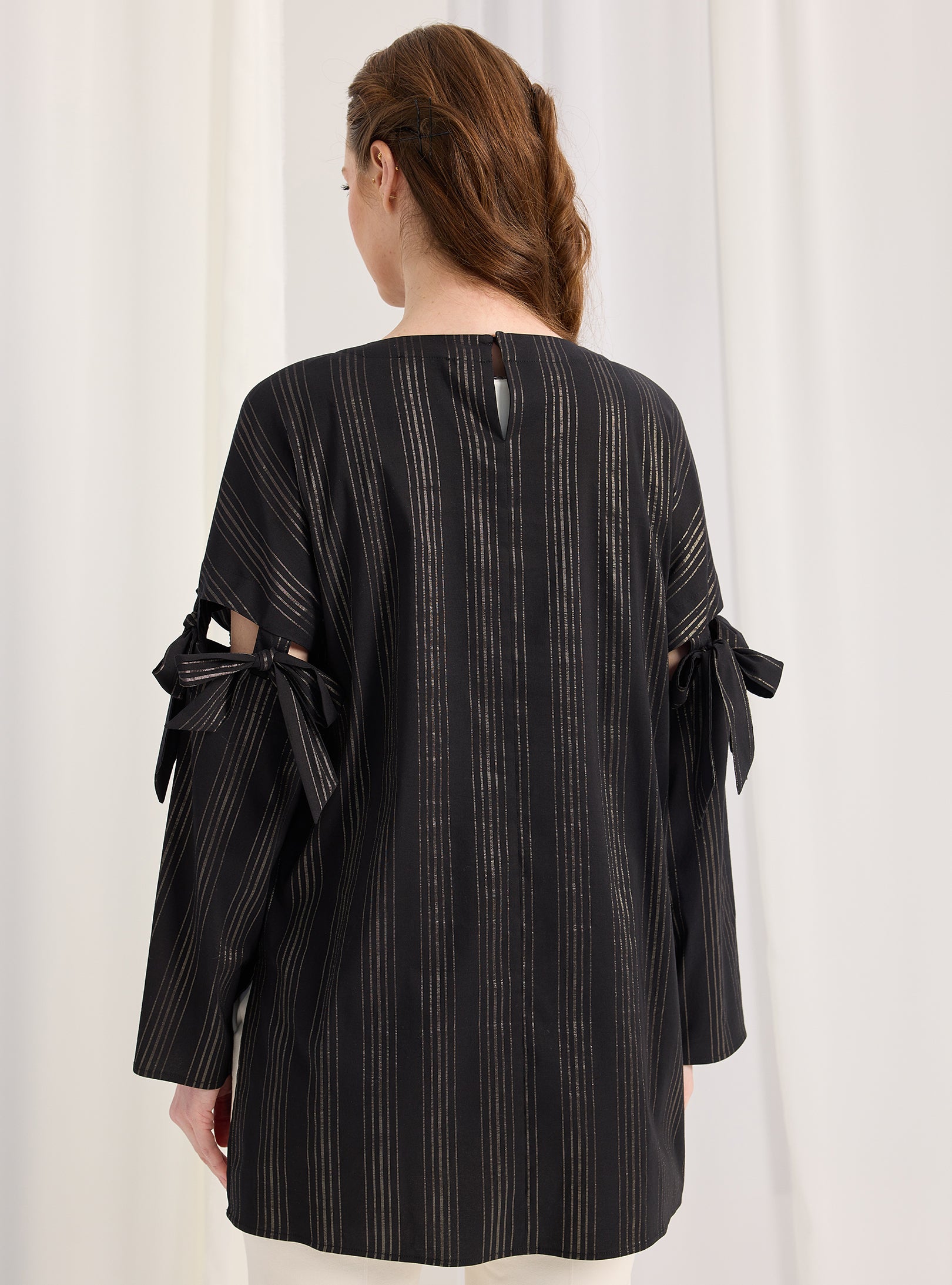 Kolları bağlamalı siyah çizgili bluz